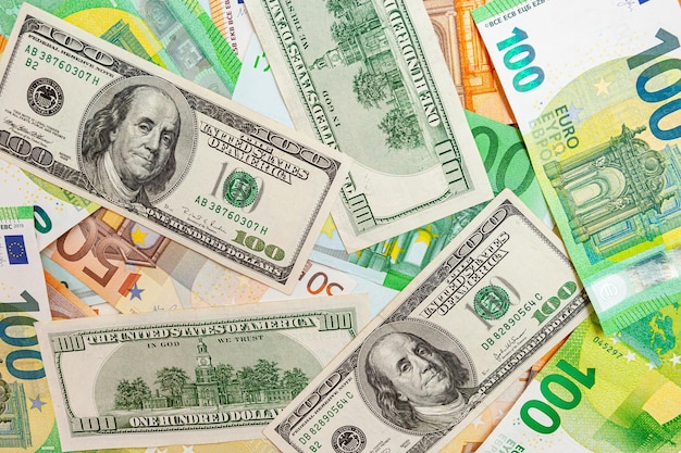 Textur von US-Dollar- und Euro-Banknoten