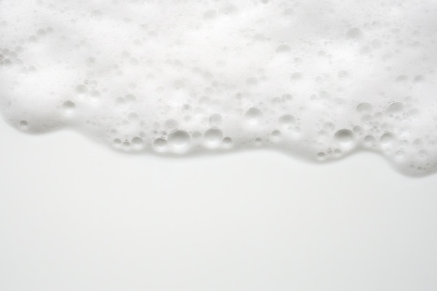Textura abstracta de burbujas de espuma de jabón blanco sobre un fondo blanco