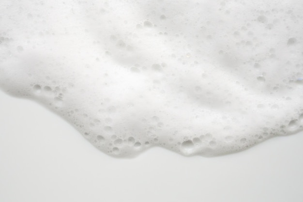 Textura abstracta de burbujas de espuma de jabón blanco sobre un fondo blanco