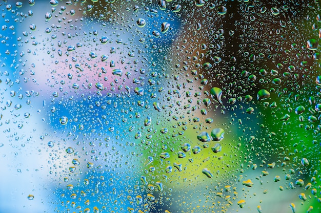 Textura abstracta Gotas de agua sobre vidrio con colores