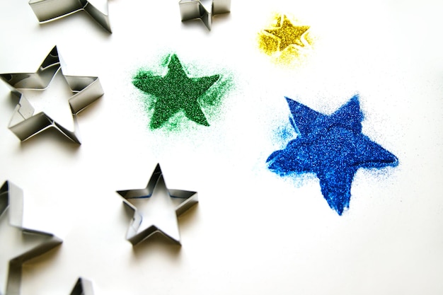 Textura abstrata de pequenas lantejoulas em forma de uma estrela. Lantejoulas multicoloridas sobre um fundo branco.