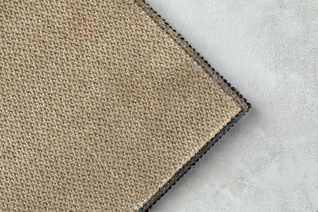 Textura abstrata de tecido ou tela de algodão áspero com desenho de fibras transversalmente para fundos de cor bege