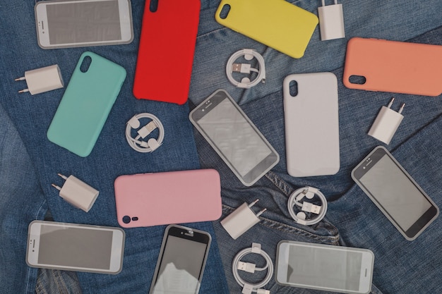 Textura de accesorios para teléfonos móviles sobre un fondo de mezclilla