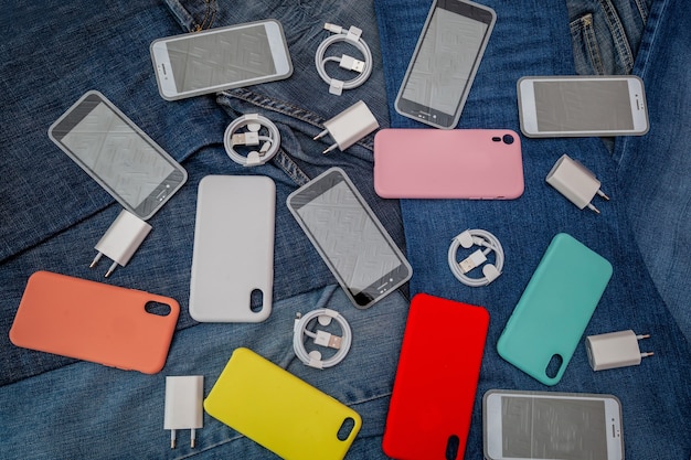 Textura de accesorios para teléfonos móviles sobre un fondo de mezclilla