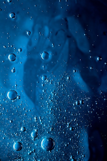 Textura del agua azul como fondo acuático naturaleza y concepto de ciencia cosmética cuidado de la piel e higiene m ...