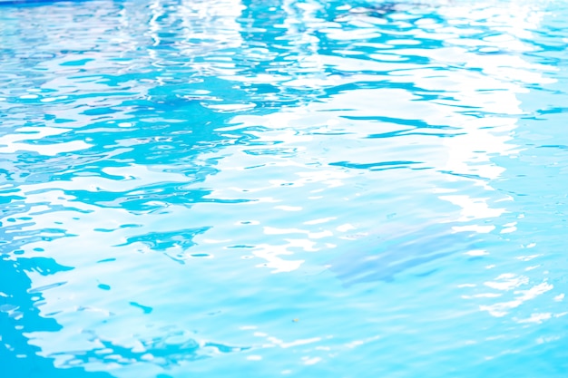 Textura de agua azul en la piscina.