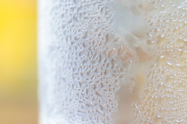 La textura del agua congelada cae en un vaso de hielo