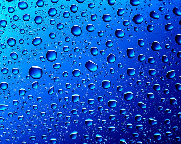 La textura del agua. Gotas sobre una superficie azul