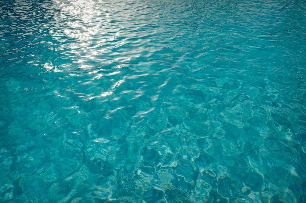 Textura de agua con manchas solares de luz