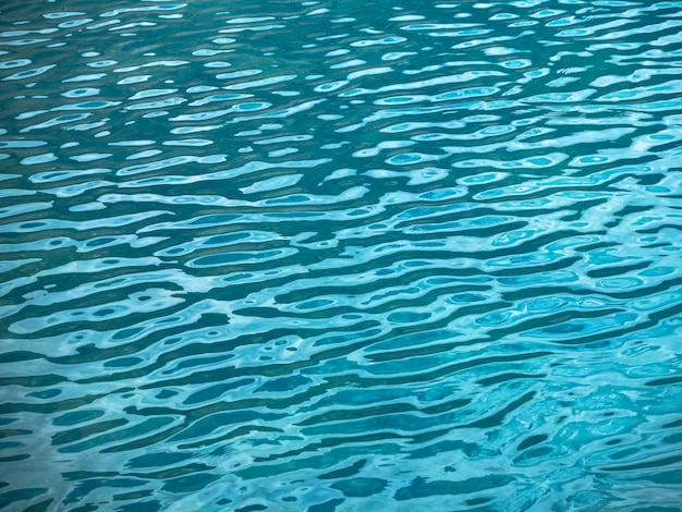 Textura de agua ondulada con ondas suaves de color azul Fondo natural de la superficie del mar o lago