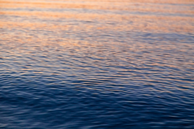 La textura del agua en los rayos del sol poniente suave