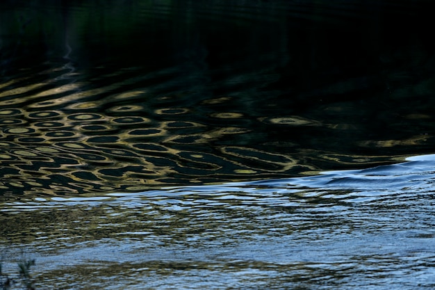 Textura de agua con reflejo de luna