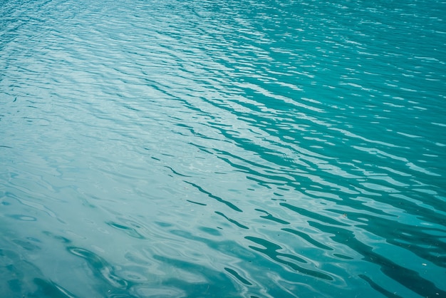 Foto textura de aguas tranquilas azules del lago de montaña.