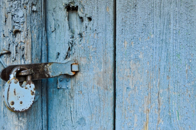 Textura de la antigua puerta gruesa natural de madera resistente medieval antigua con remaches y clavos