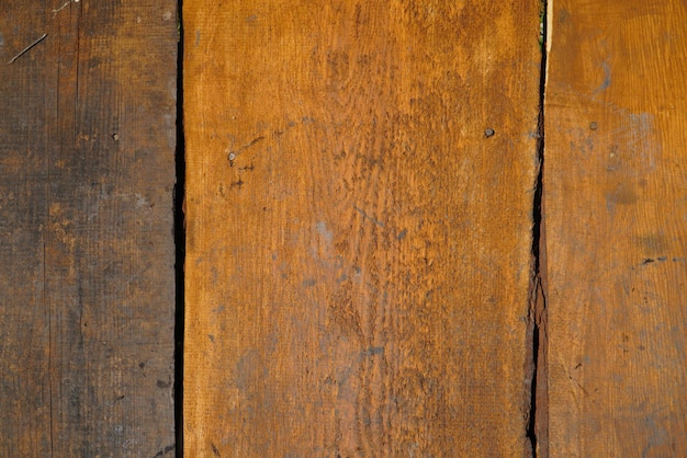 La textura de una antigua valla hecha de tablas de madera en primer plano