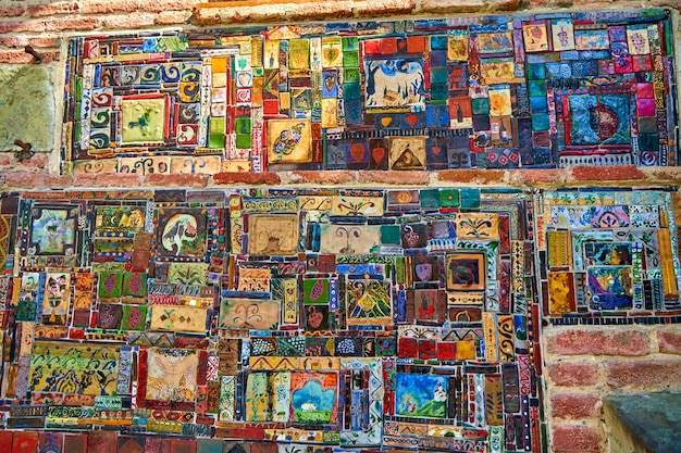 Textura. Un antiguo mosaico en la fachada del edificio histórico del teatro de marionetas. Objeto de arte.