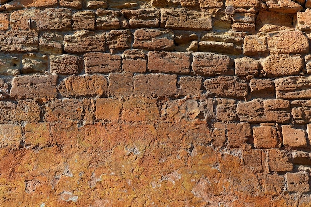 Textura del antiguo muro de piedra en color marrón