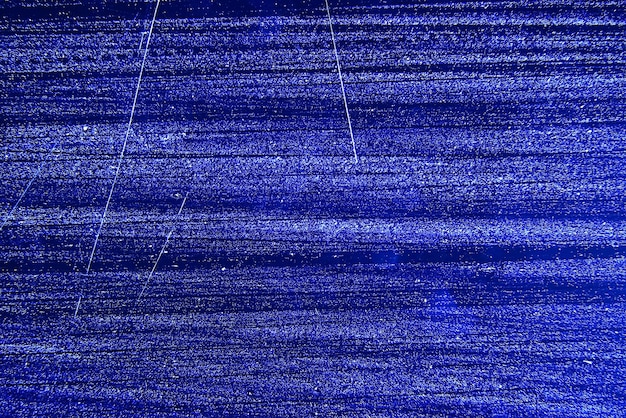 La textura de los arañazos en el cristal.