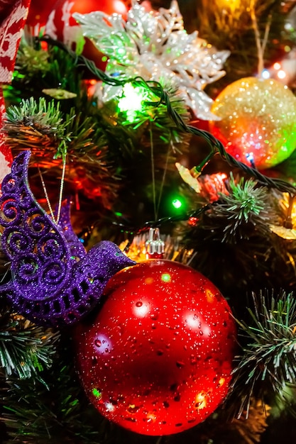 Textura de un árbol de Navidad decorado con bolas