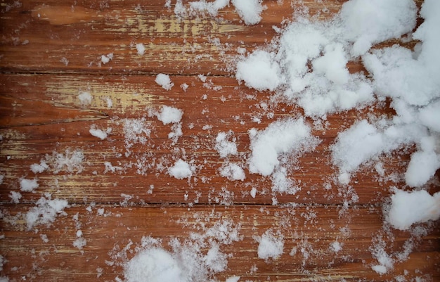 La textura de un árbol viejo con un fondo navideño nevado