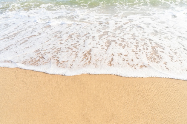 Textura de arena limpia con olas de mar Playa de arena tropical de mar para banner de fondo de verano