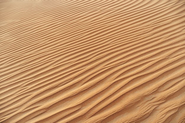 Textura de arena ondulada en el desierto de dubai de cerca