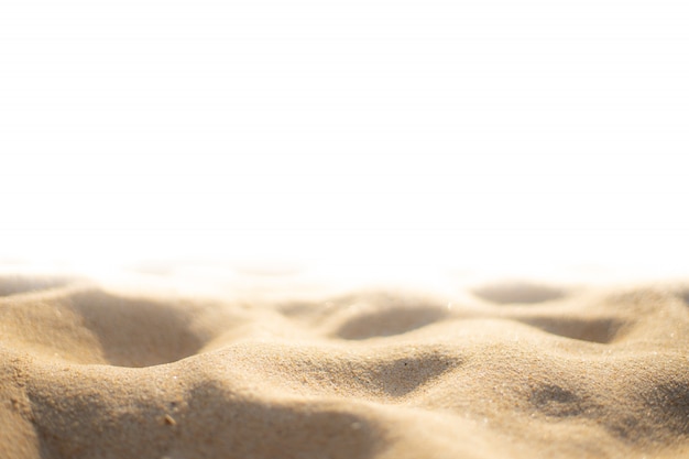 Textura de la arena en la playa sobre fondo blanco