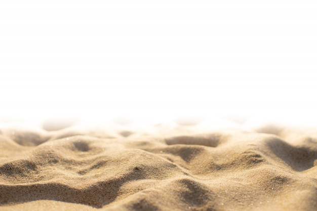 Foto la textura de arena de playa sobre fondo blanco