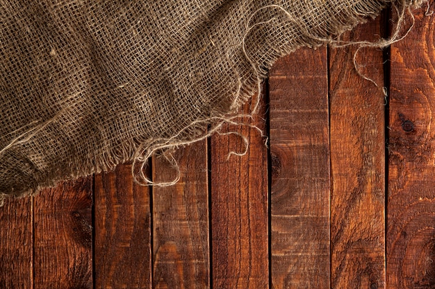 Textura de arpillera sobre madera.