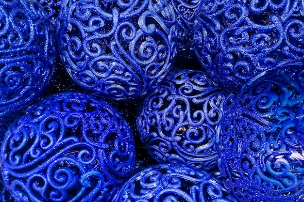 textura azul brilhante modelada árvore de Natal brinca bolas, decorações para a árvore de Natal. close-up, foco suave.