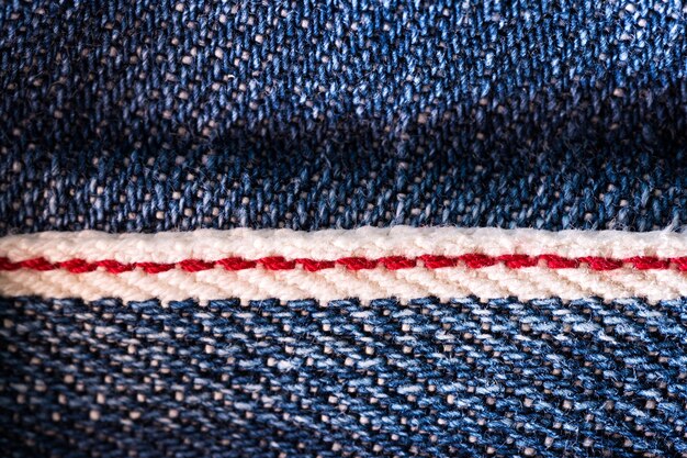 Textura de azul denim delimitada por el rojo