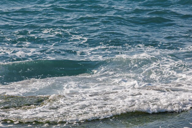 Textura azul do mar com ondas e espuma