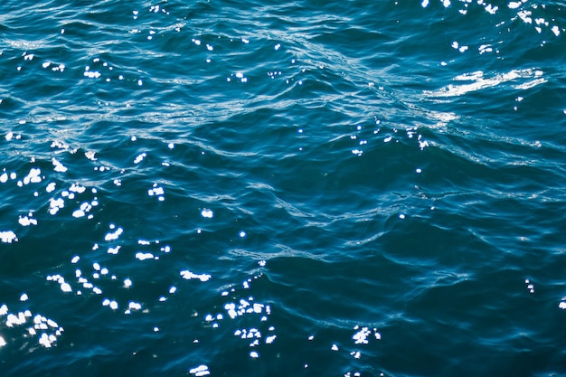 Textura azul profunda da água do mar fundo de ondas do oceano escuro como natureza e design ambiental