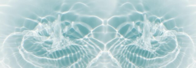 Textura azul de la superficie del agua con ondas, salpicaduras y burbujas Fondo de estandarte de verano abstracto