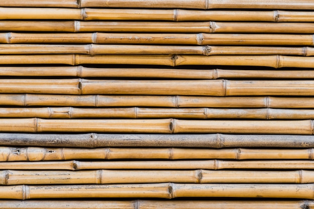 Foto textura de bambú. tablas de bambú ligeras y rústicas con algunas marcas del tiempo. vista superior.