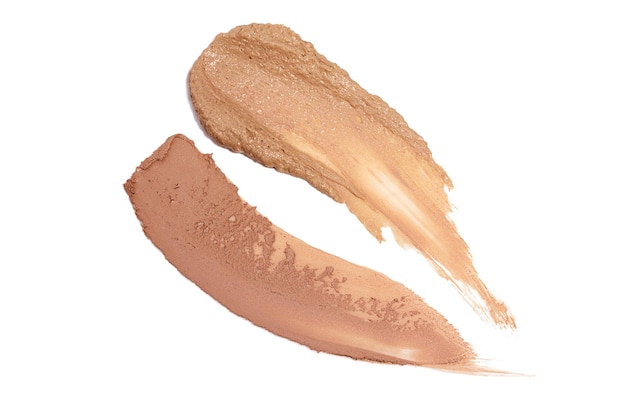 La textura de la base de la crema cosmética bb sobre un fondo blanco