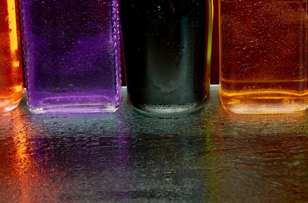 La textura de las bebidas alcohólicas por copa en un chorro de agua.
