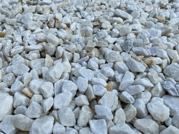 Textura blanca de pequeñas piedras decorativas naturales afiladas El fondo