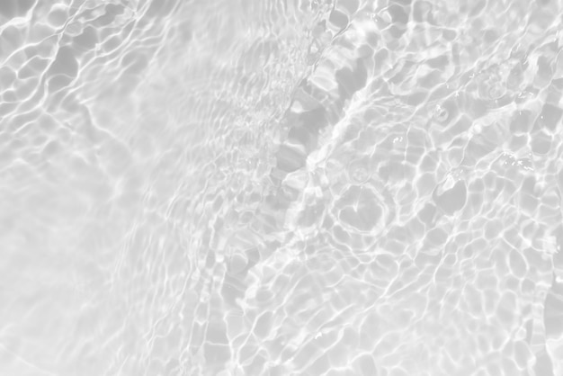 Textura blanca de la superficie del agua con ondas, salpicaduras y burbujas Fondo de estandarte de verano abstracto