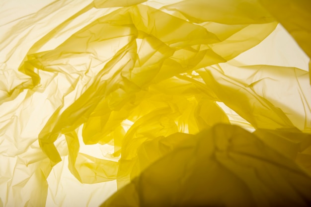 Textura de bolsa de plástico amarilla. Suavemente fondo de seda.