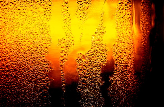 Textura de botella de cerveza macro, textura de gotas de agua en la botella de cerveza. Fondo abstracto, gotas de agua