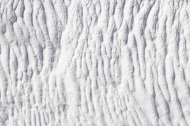 Textura branca do travertino de cálcio de Pamukkale na Turquia padrão de linhas verticais close-up