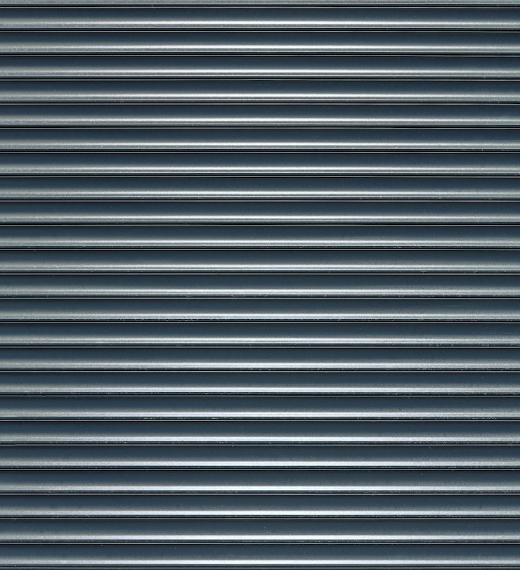 Foto textura brilhante da porta do obturador com linhas horizontais.