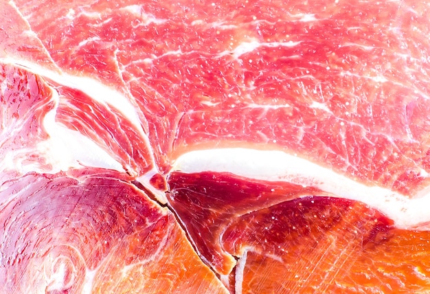 Textura de carne roja de cerca la foto. Prosciutto italiano crudo o jamón. Jamón crudo. Fondo de carne de cerdo.