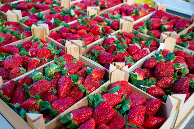 Textura de cestas de cajas de fresas en mercado