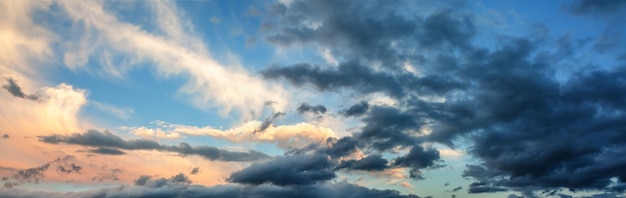 Textura del cielo al amanecer con fondo nublado