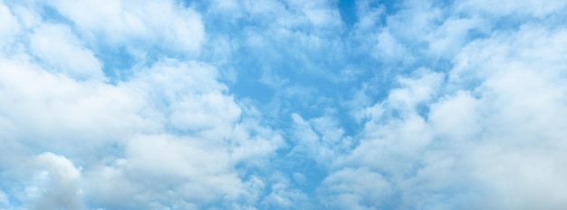 Textura del cielo Cielo azul y nubes blancas flotando en el cielo en un día despejado con sol combinado con brisa fresca