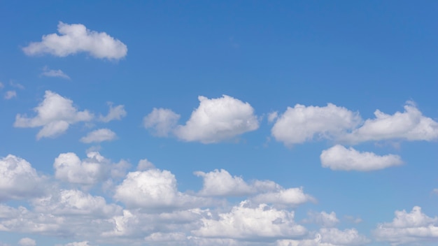 Textura de cielo con nubes blancas