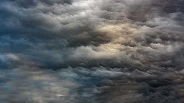 Textura de cielo nublado dramático azul brillante