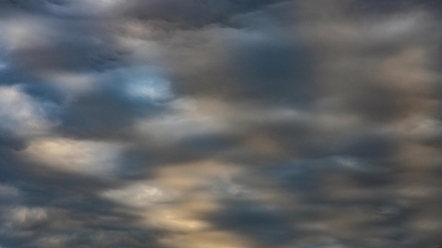 Textura de cielo nublado dramático azul brillante